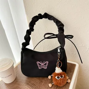Bolso medialuna de nailon negro con bordado de mariposa y asa fruncida minimalista