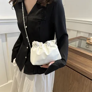 Détail du sac nuage plissé blanc avec bandoulière en chaîne métallique argentée