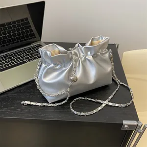 Détail du sac nuage argenté métallisé avec cordon de serrage et bandoulière chaîne