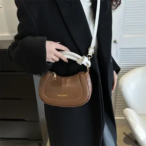 Sac bandoulière demi-lune marron chic avec poignée tissée blanche et lanière