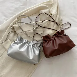 Pochettes nuages plissées argentées et marron foncé avec bandoulières à chaîne en métal