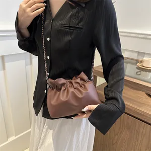 Sac seau nuage plissé marron chic avec bandoulière chaîne pour la mode féminine moderne