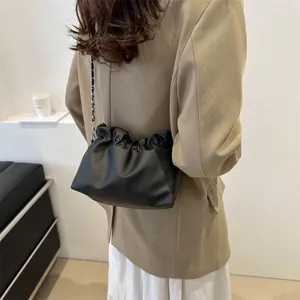 Sac seau nuage noir chic avec design plissé et bandoulière en chaîne élégante
