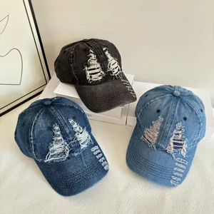 Berretti da baseball in denim distressed nero, blu navy e azzurro con dettagli strappati