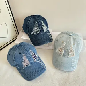 Berretti da baseball in denim in tre tonalità di blu con dettagli strappati e logori