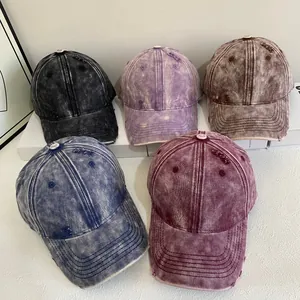 Detailansicht gewaschener Denim-Baseballkappen im Vintage-Look mit Destroyed-Effekt in 5 Farben