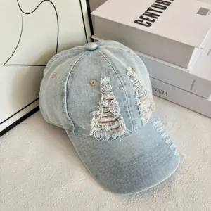 Dettaglio ravvicinato del cappello di jeans con fori usurati e design vintage retrò