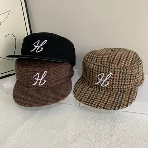 Casquettes plates rétro avec broderie H en noir uni, carreaux marron et laine tweed