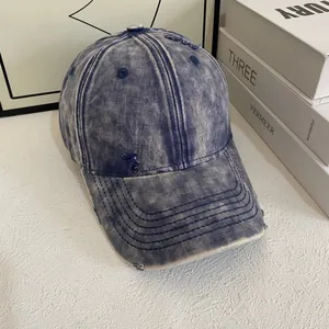Detailansicht der Vintage-Baseballkappe aus gewaschenem Denim mit Fransenkante