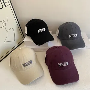 Detailansicht der Baumwoll-Basecaps mit NEED-Stickerei in Schwarz Grau Beige und Weinrot