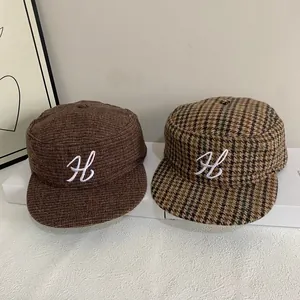 Casquette militaire plate rétro avec broderie H en 3D, texture tweed et tons marron vintage