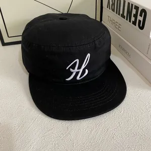 Détail de la broderie blanche 3D lettre H sur la casquette plate vintage noire