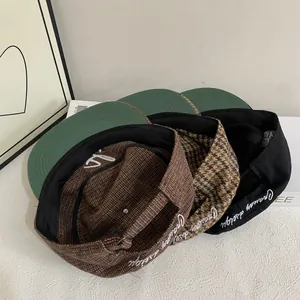 Détails de casquettes vintage avec broderie, boucle réglable et texture en tweed