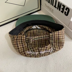 Vue arrière détaillée d'une casquette vintage à carreaux avec boucle en métal réglable