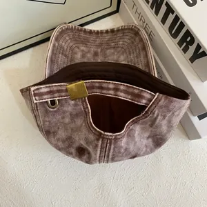 Detailansicht der Vintage-Baseballkappe mit Metallschnalle und gewaschener Denim-Textur