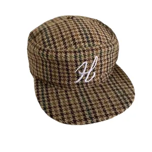 Casquette plate rétro en tweed pied-de-poule marron avec broderie de lettre H