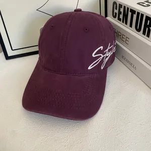 Retro-Baumwoll-Baseballkappe in Dunkellila mit weißem Stickmotiv und gebogenem Schirm