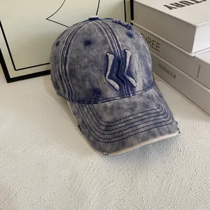 Detailansicht der Vintage-Jeans-Baseballkappe mit Stickerei und Distressed-Nähten