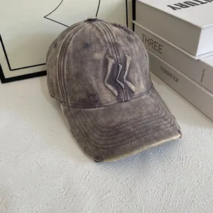 Detail der verwaschenen Denim-Baseballkappe mit abgenutztem Schirm und Stickerei