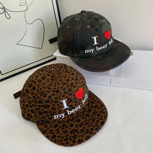 Flache Baseballkappen mit Camouflage- und Leopardenmuster sowie Herz-Bierbauch-Stickerei