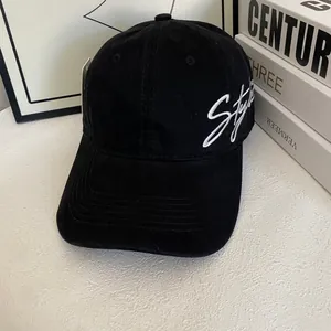 Nahaufnahme der weißen Style-Stickerei an der Seite dieser schwarzen Canvas-Baseballkappe