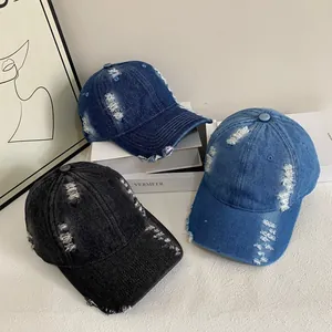 Détail de casquettes en jean délavé vintage avec déchirures et usures stylées en trois coloris