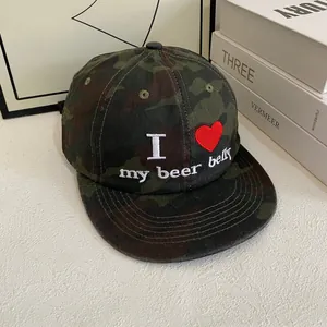 Detail der Camouflage Snapback Cap mit weißer Stickerei und humorvollem Bier-Spruch