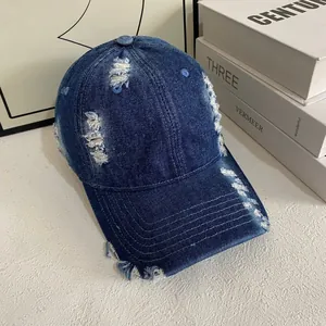 Casquette de baseball en jean bleu foncé délavé avec trous usés et style urbain vintage
