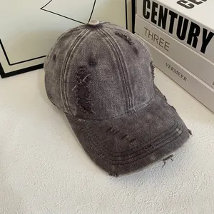 Nahaufnahme einer dunkelgrauen Vintage-Baseballkappe aus gewaschenem Denim mit Used-Effekt