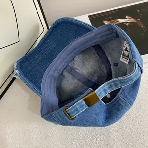 Détails de la bande intérieure et de la boucle métallique réglable de la casquette en jean