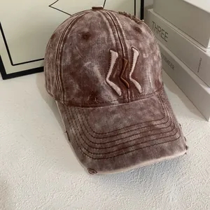 Detailansicht der Vintage-Baseballkappe aus Denim mit Stickerei und Destroyed-Effekten