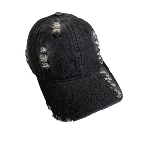 Casquette de baseball en jean noir usé avec détails déchirés et textures effilochées