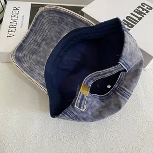 Detailansicht der Jeans-Baseballkappe mit verstellbarer Metallschnalle und Nähten