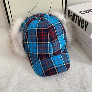 Chapka à carreaux bleus avec protège-oreilles en fourrure pour le ski et l'hiver