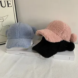 Gemütliche Sherpa-Baseballkappen mit süßen Fellball-Ohren in Blau, Rosa und Schwarz
