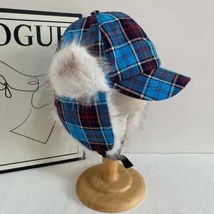 Chapeau d'aviateur à carreaux bleus avec doublure en fausse fourrure et boucle réglable