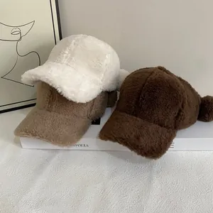 Süße Kunstpelz-Baseballkappen mit Plüschbommeln in Weiß, Beige und Braun Tönen
