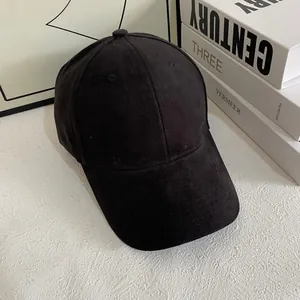 Detail einer schwarzen Distressed-Baumwoll-Baseballkappe, dekoriert mit Büchern