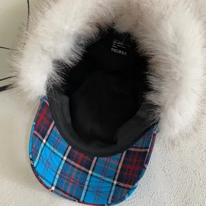 Détail du chapeau d'hiver avec bord à carreaux bleus et doublure douce en fausse fourrure