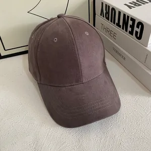 Nahaufnahme einer Vintage-Baseballkappe in Taupe aus Baumwolle mit gebogenem Schirm