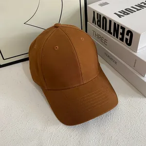 Detalle de gorra de béisbol marrón caramelo con costuras reforzadas en la visera ancha