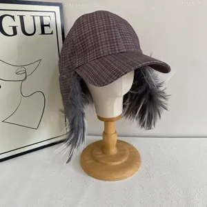 Chapeau de trappeur d'hiver à carreaux violets avec doublure chaude en fausse fourrure