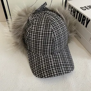 Détail de la casquette d'hiver à carreaux avec doublure en fourrure grise et nœud