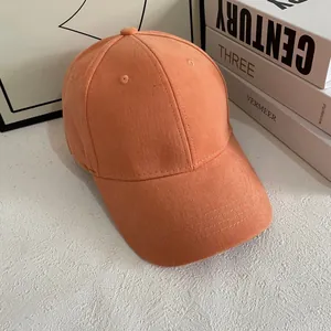Detailansicht einer orangefarbenen Baseballkappe aus Canvas mit 6-Panel-Konstruktion