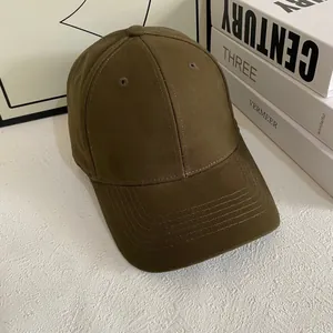 Detalle de la gorra de béisbol de algodón marrón oscuro con costuras y ojales de ventilación