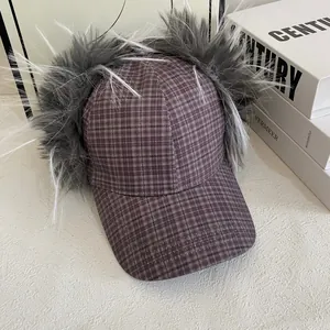 Détail du chapeau à carreaux avec fourrure synthétique grise épaisse et tissu marron chiné