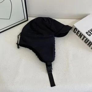 Dettaglio del cappello invernale con fodera in ecopelliccia e fibbia regolabile