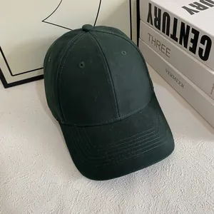 Primer plano detallado de gorra de béisbol de algodón verde oscuro con diseño de seis paneles