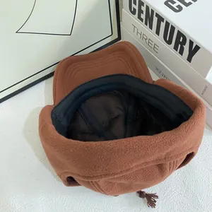 Λεπτομέρεια από καφέ fleece καπέλο με εσωτερική ταινία και διαπνέουσα επένδυση