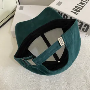 Detailansicht der dunkelgrünen Baseballkappe mit Metallschnalle und Innenverarbeitung